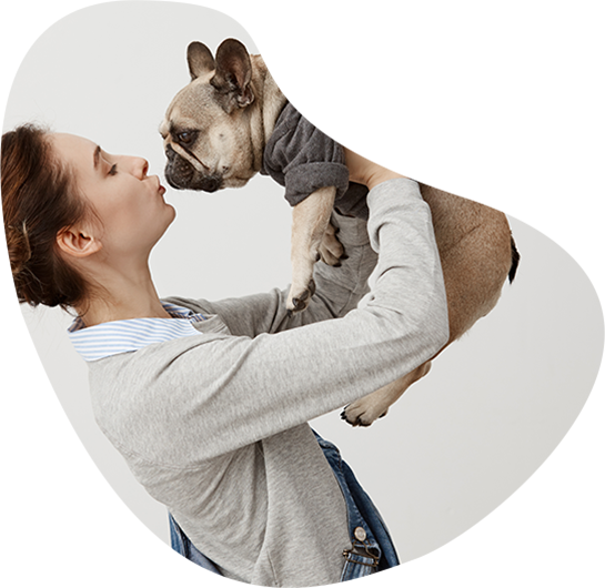 Tutora segurando o cachorro no colo na São Francisco Clínica Veterinária